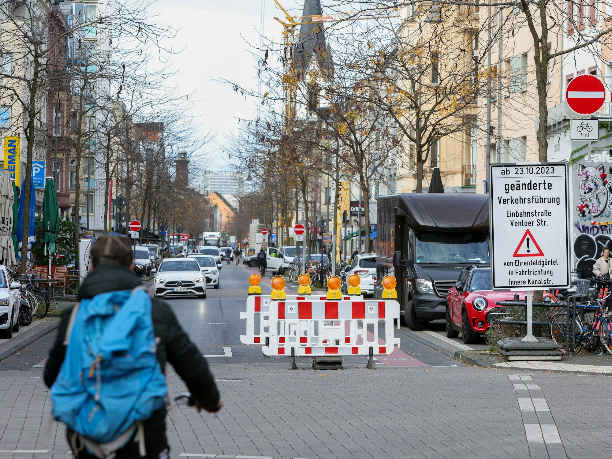 Die Venloer Straße in Köln mit Absperrungen. Sie darf nur noch in eine Richtung befahren werden.