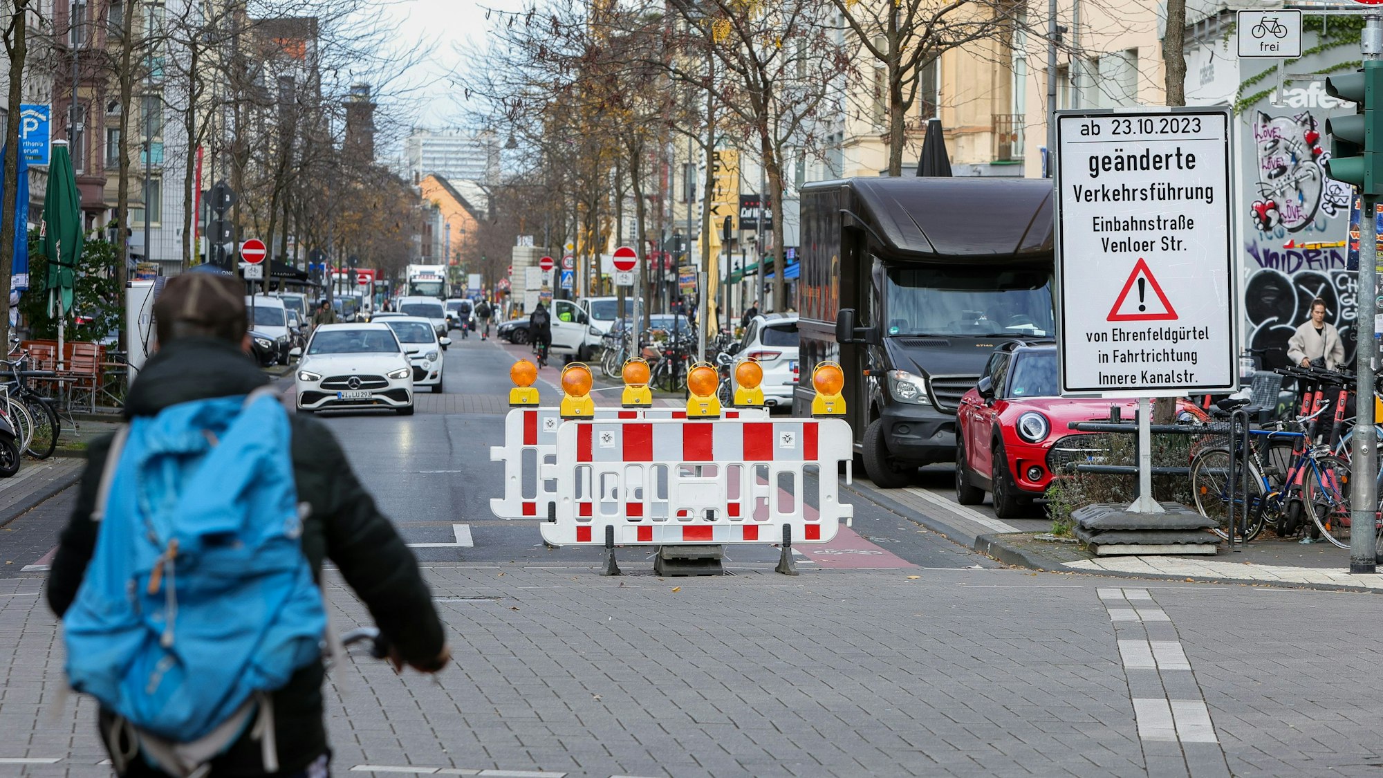 Die Venloer Straße ist jetzt in Fahrtrichtung Innenstadt Einbahnstraße.