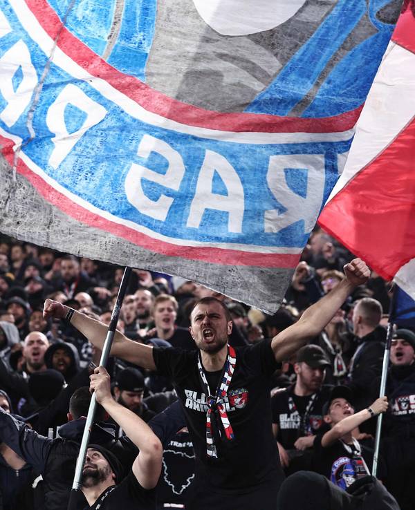 Fans von PSG feiern in Dortmund ihr Team an.