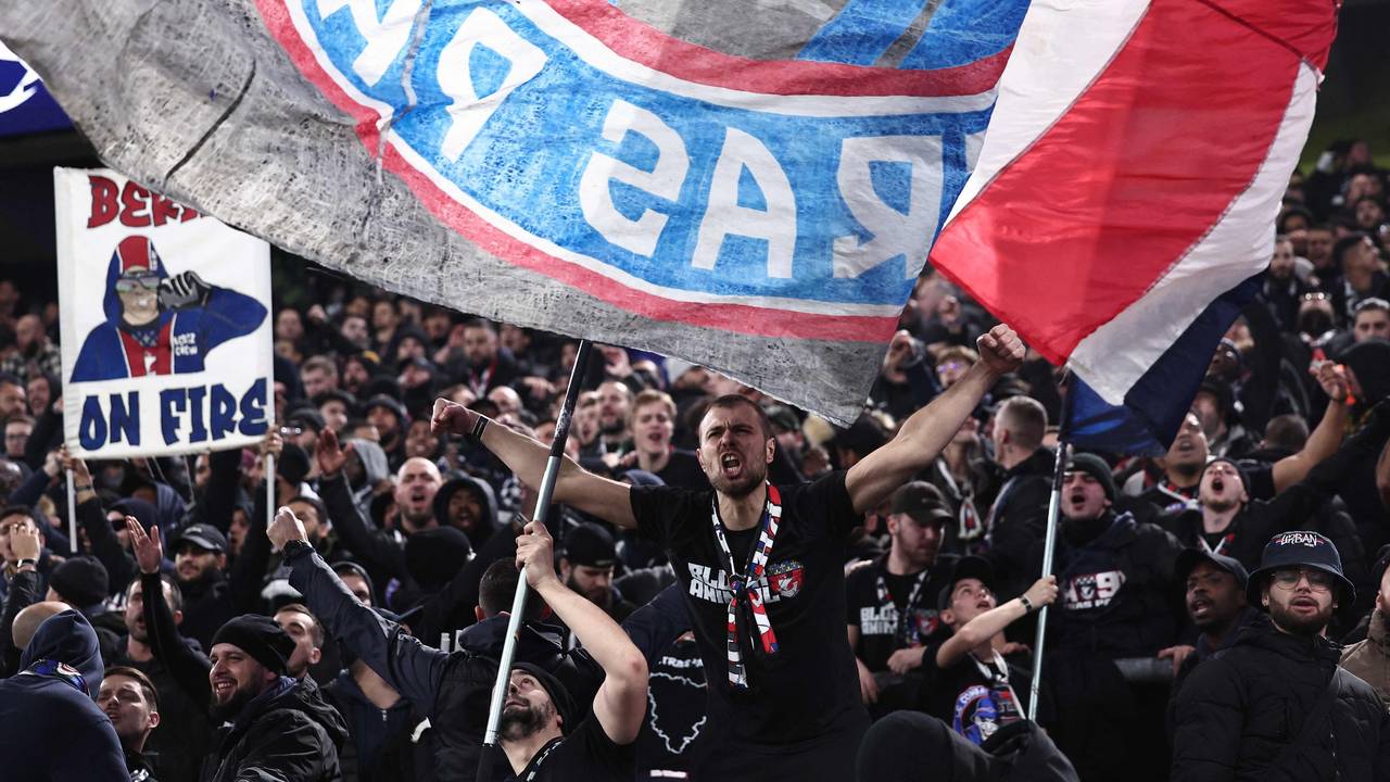 Fans von PSG feiern in Dortmund ihr Team an.