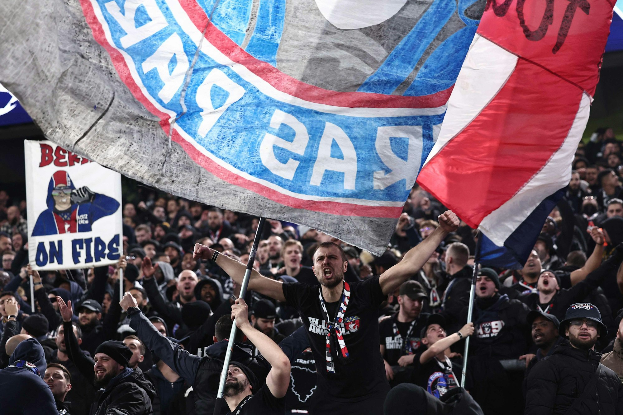 Fans von PSG feiern in Dortmund ihr Team an.
