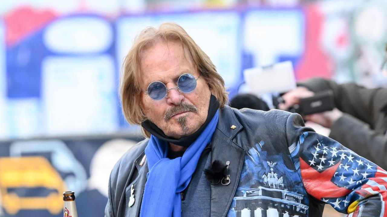Das Foto zeigt den Sänger Frank Zander mit einer Bierflasche in der Hand.