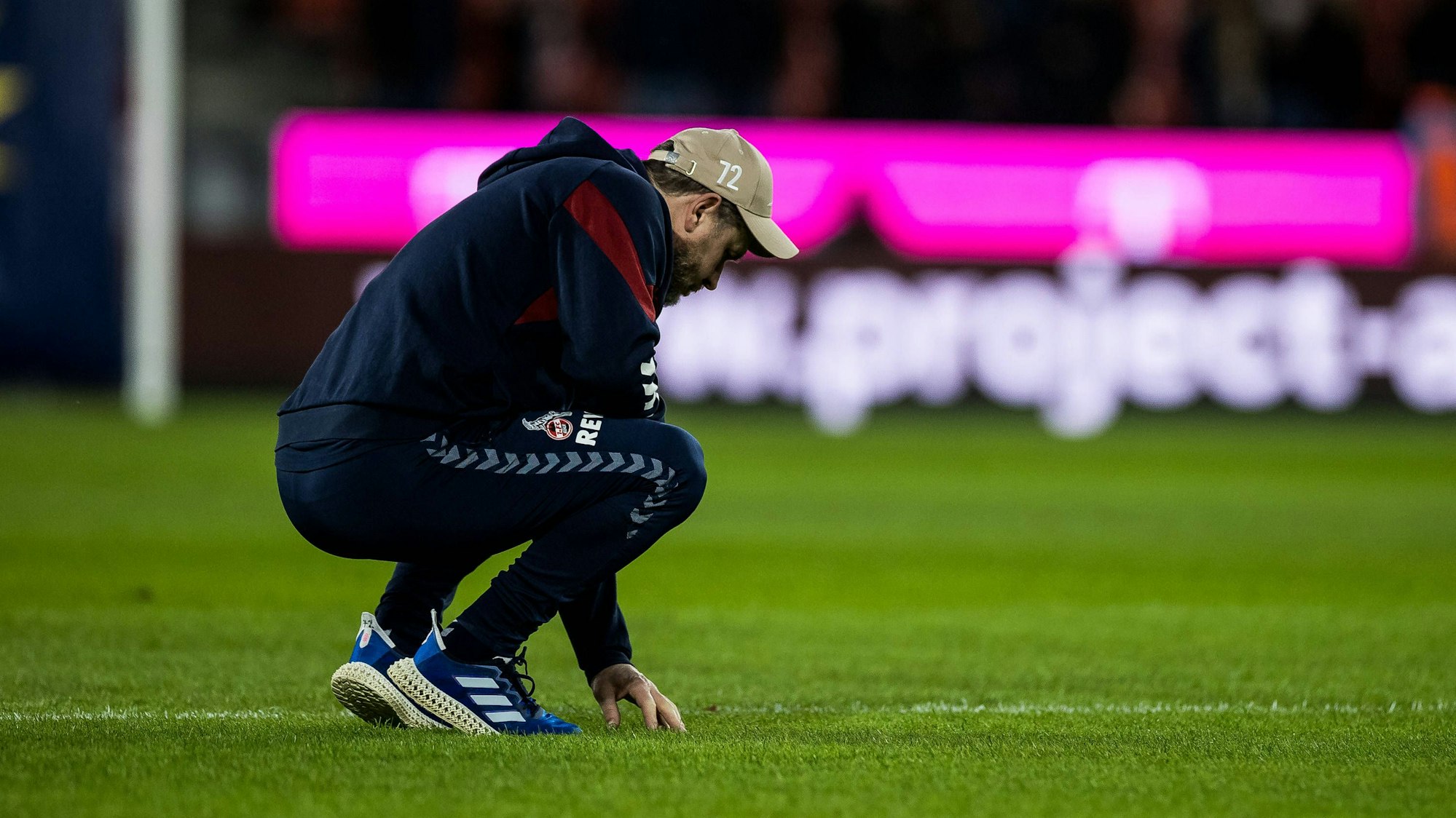 Steffen Baumgart prüft vor dem Spiel gegen Mainz den Rasen.