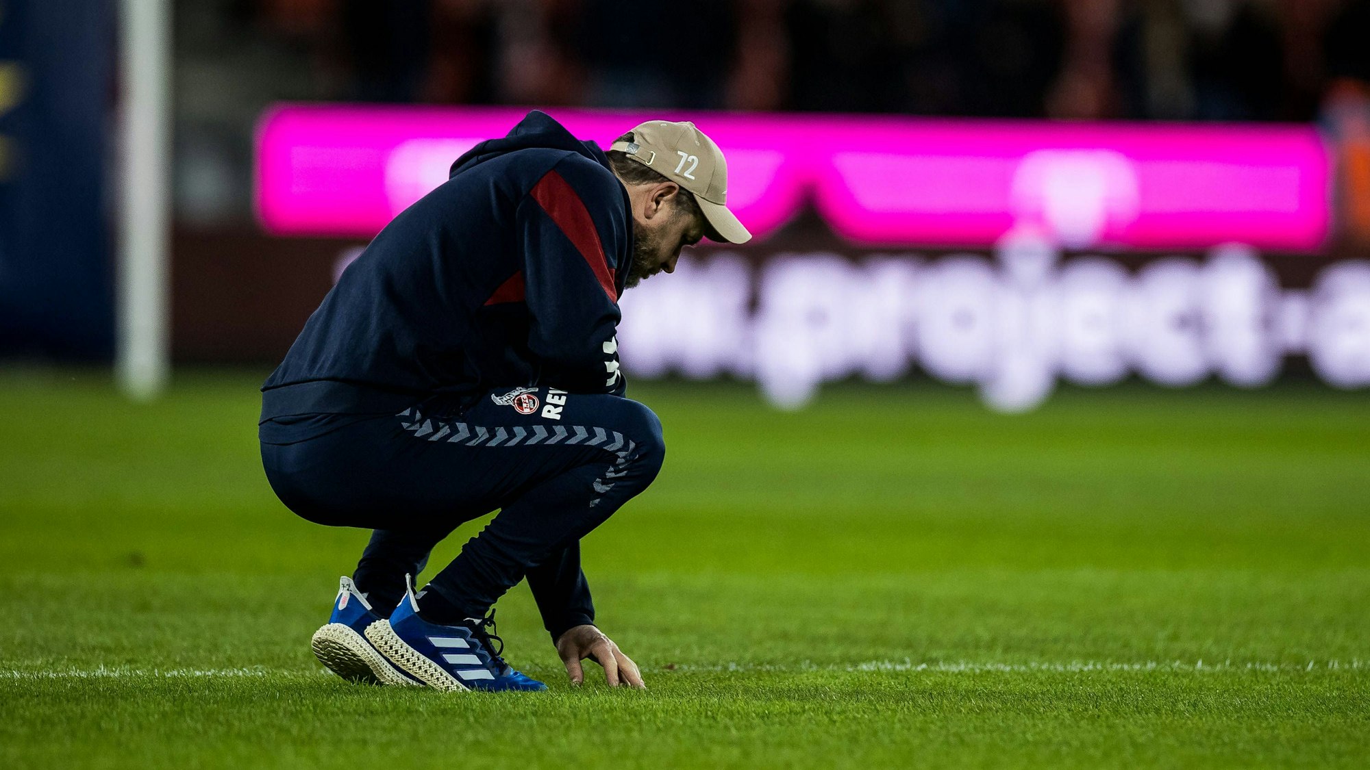 Steffen Baumgart prüft vor dem Spiel gegen Mainz den Rasen.
