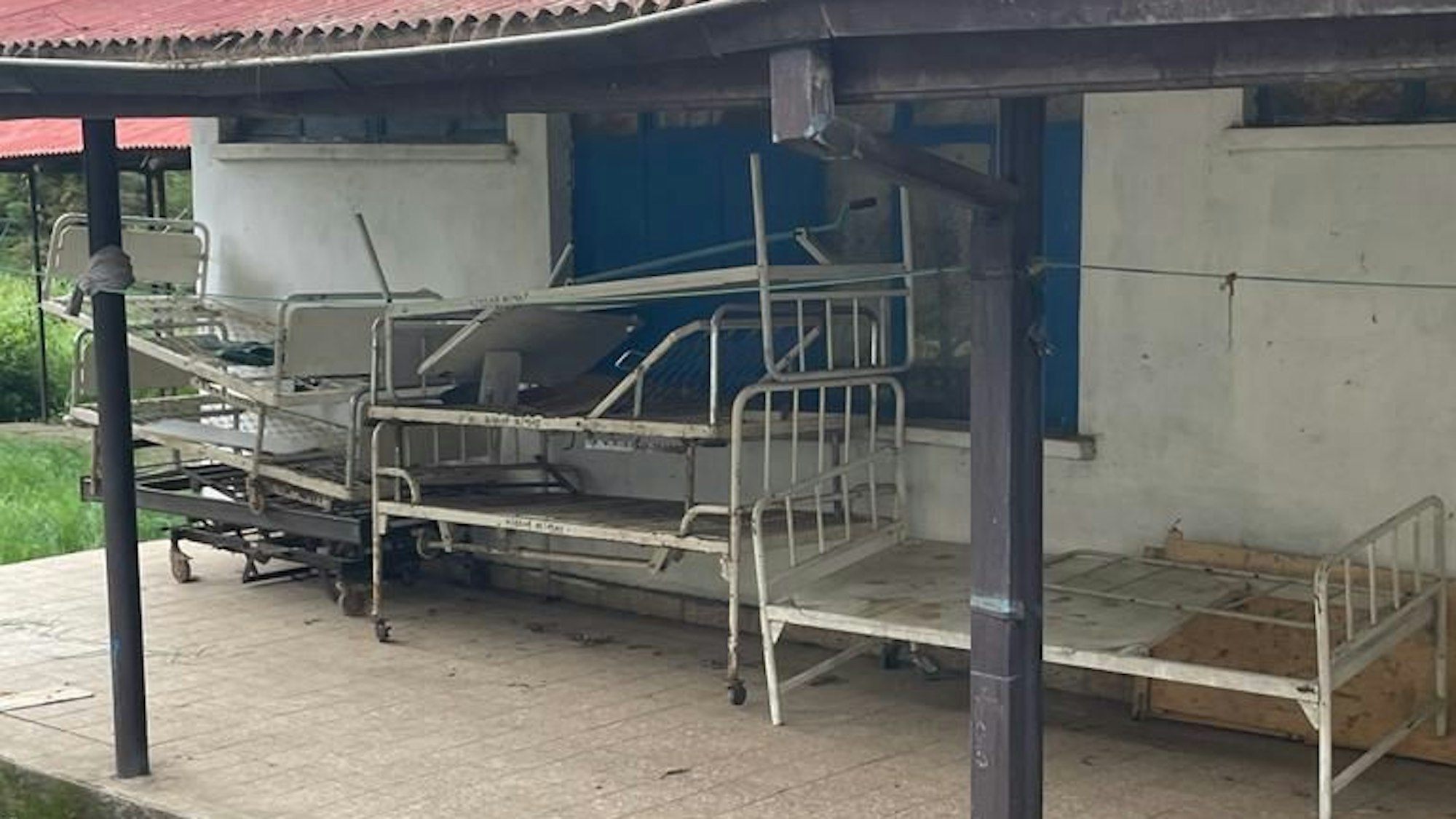 Das Krankenhaus in Lalibela – Krankenhausbetten stehen vor der Tür.