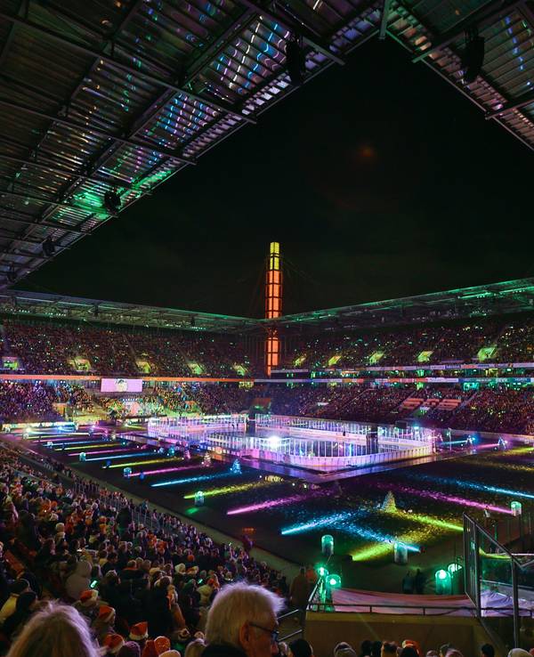 Blick ins Rhein-Energie-Stadion in Köln, das für ein Mitsingkonzert hell und bunt erleuchtet ist.