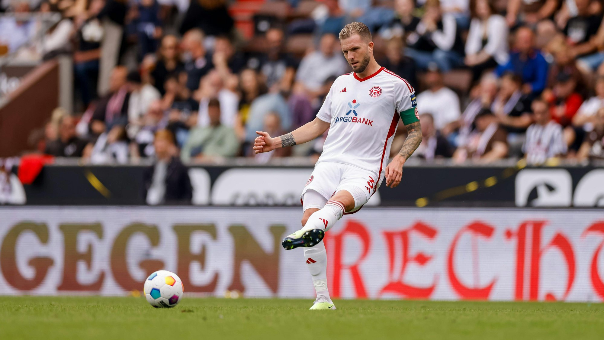 Fortuna Düsseldorfs Kapitän Andre Hoffmann spielt einen pass im Spiel beim FC St. Pauli.