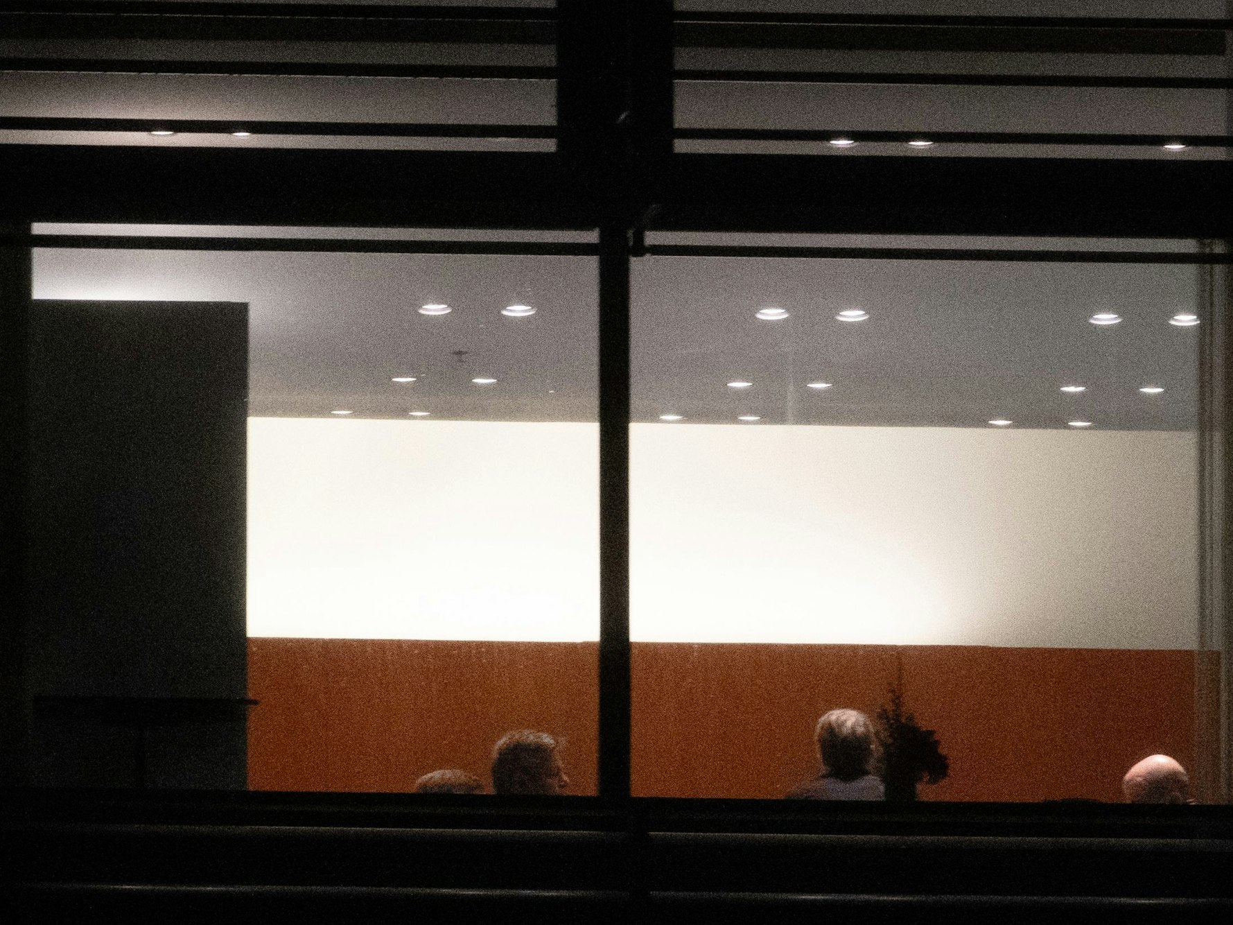 Christian Lindner (FDP), Bundesminister der Finanzen, Robert Habeck (Bündnis 90/Die Grünen), Vizekanzler und Bundesminister für Wirtschaft und Klimaschutz, und Bundeskanzler Olaf Scholz (SPD) sitzen bei einem Gespräch zum Haushalt im Kanzleramt im Büro des Bundeskanzlers.