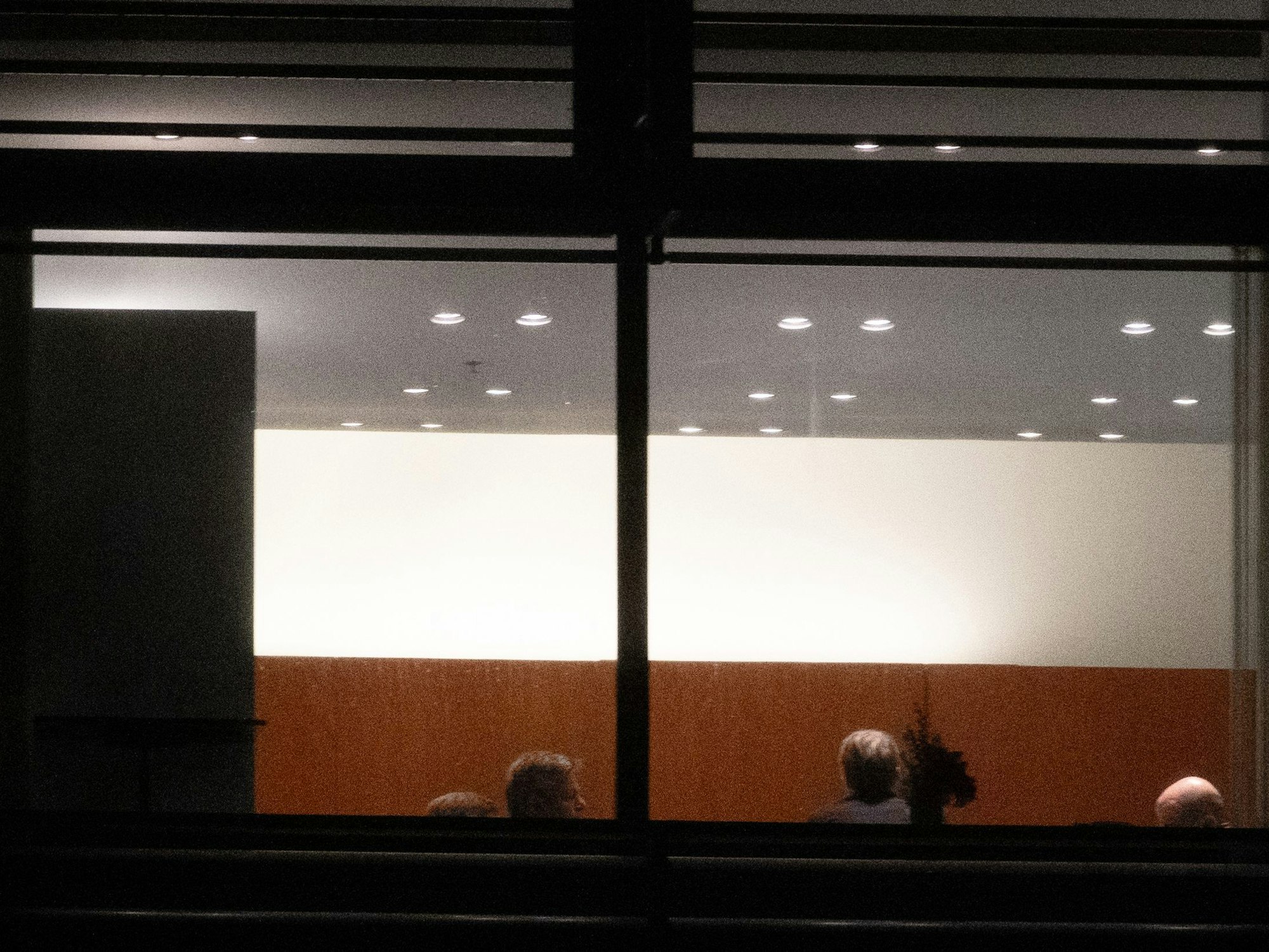 Christian Lindner (FDP), Bundesminister der Finanzen, Robert Habeck (Bündnis 90/Die Grünen), Vizekanzler und Bundesminister für Wirtschaft und Klimaschutz, und Bundeskanzler Olaf Scholz (SPD) sitzen bei einem Gespräch zum Haushalt im Kanzleramt im Büro des Bundeskanzlers.