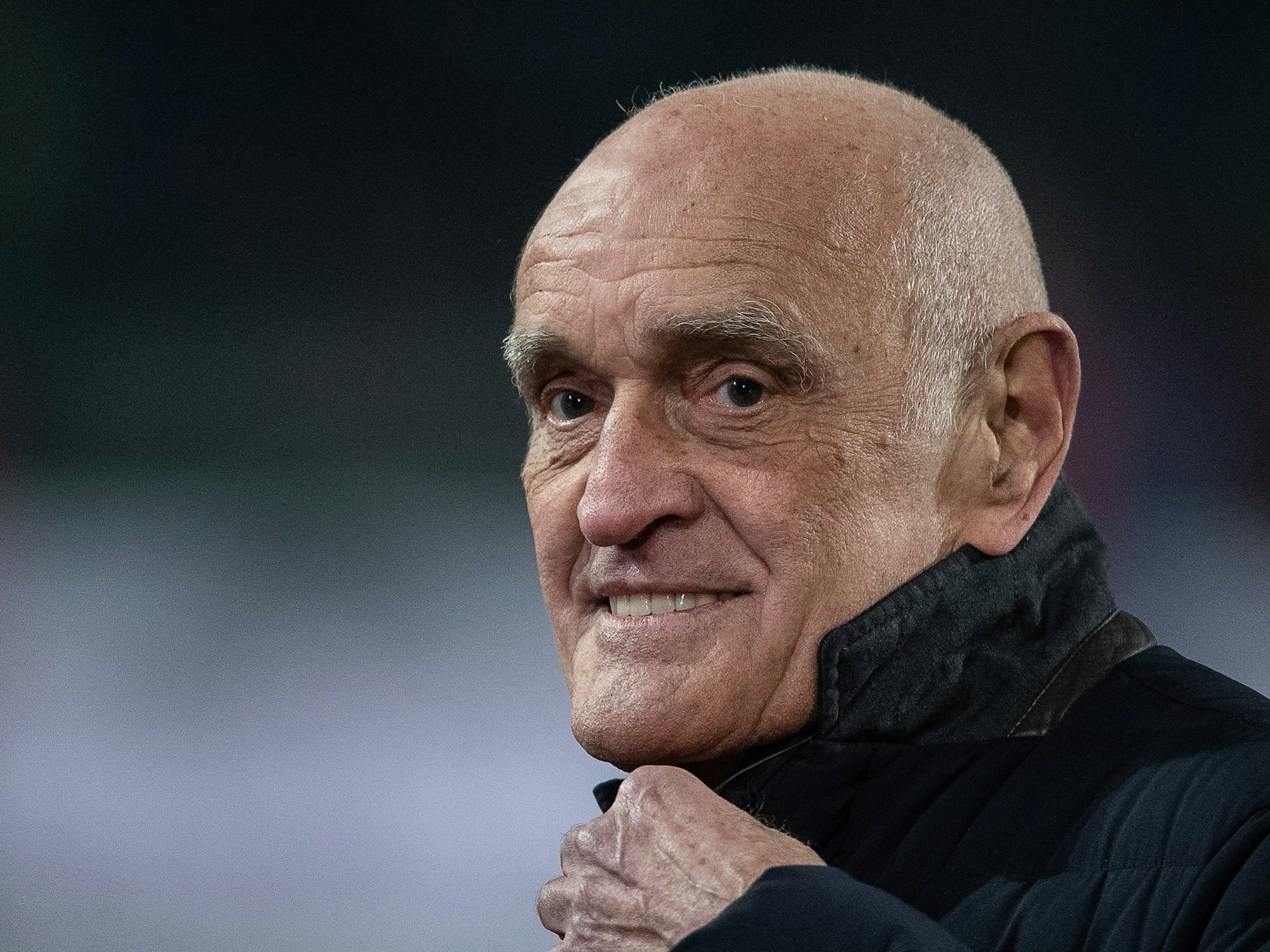 Martin Kind, Geschäftsführer von Hannover 96, ist vor dem Spiel im Stadion.