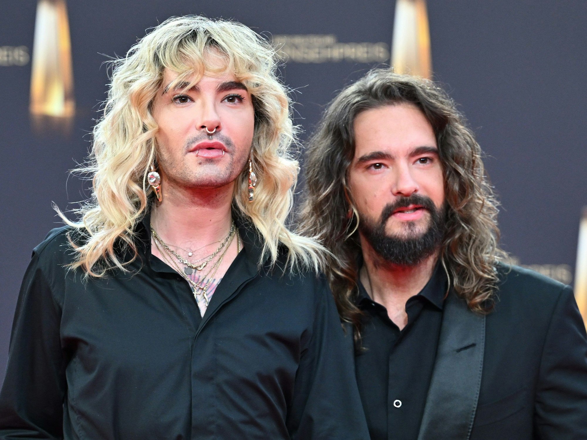 Bill Kaulitz und Tom Kaulitz bei der Verleihung der Deutschen Fernsehpreise 2023.