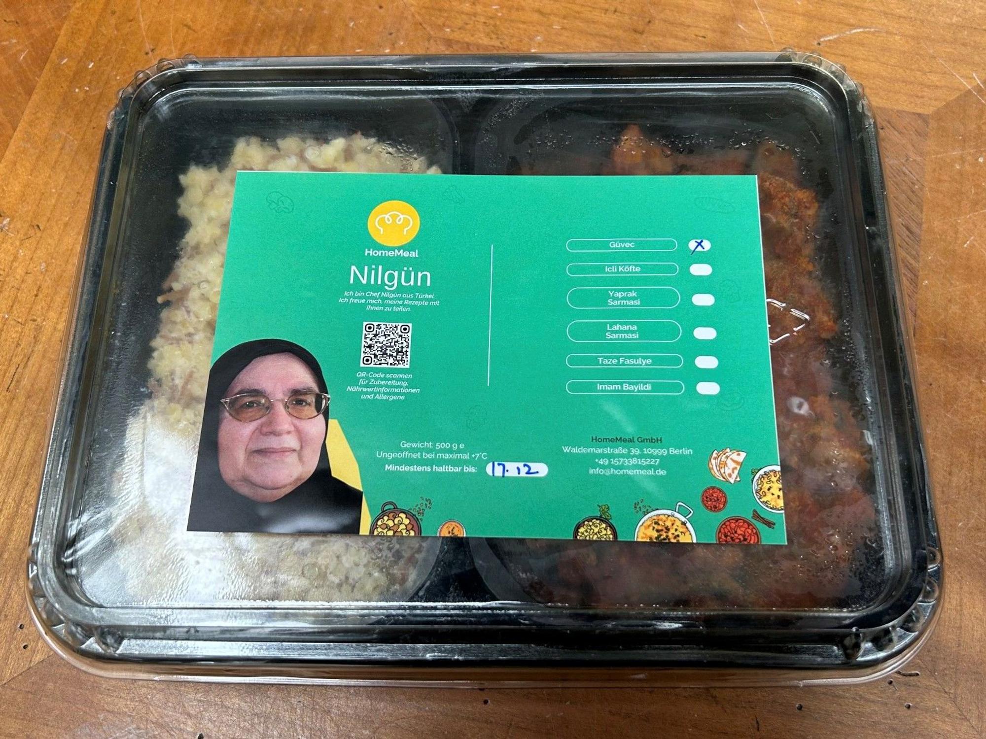 Eine Portion Essen in einer Plastikschale steht auf einem Tisch.