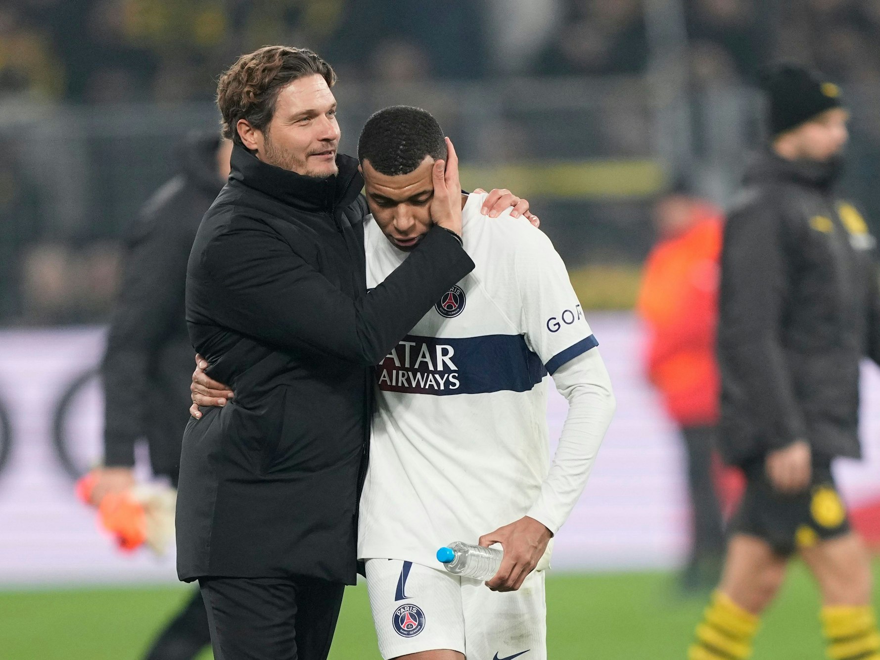 BVB-Trainer Edin Terzic nimmt PSG-Star Kylian Mbappe am Mittwoch (13. Dezember 2023) nach dem Spiel in den Arm.