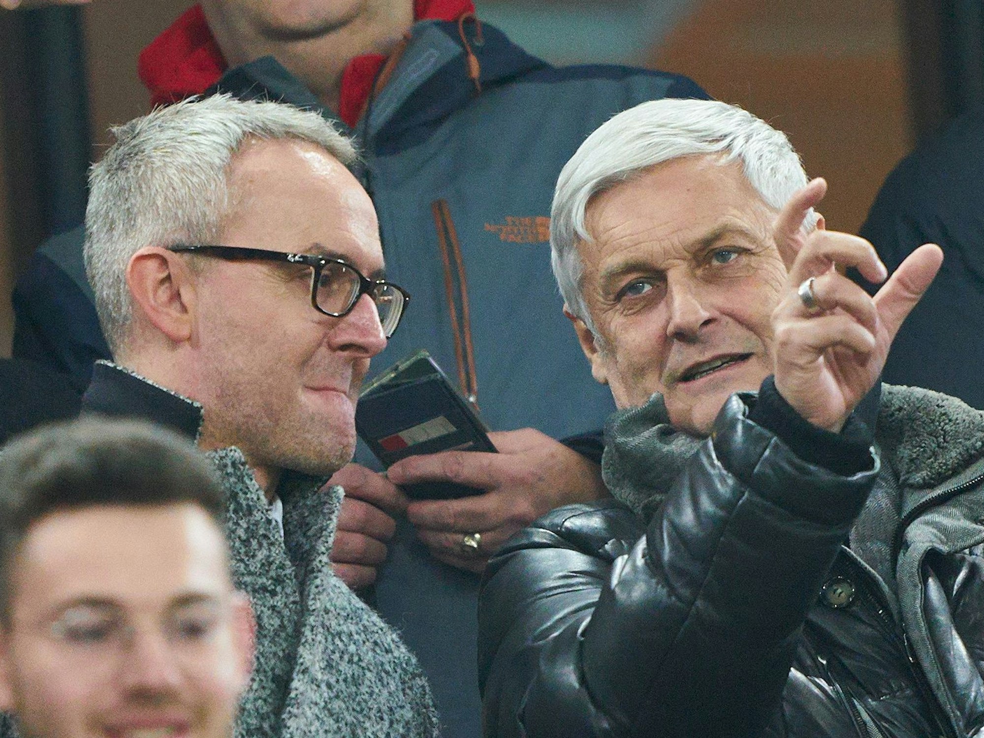 Die ehemaligen FC-Bosse Armin Veh (r.) und Alexander Wehrle beim Heimspiel des 1. FC Köln gegen Hoffenheim am 8. November 2019.