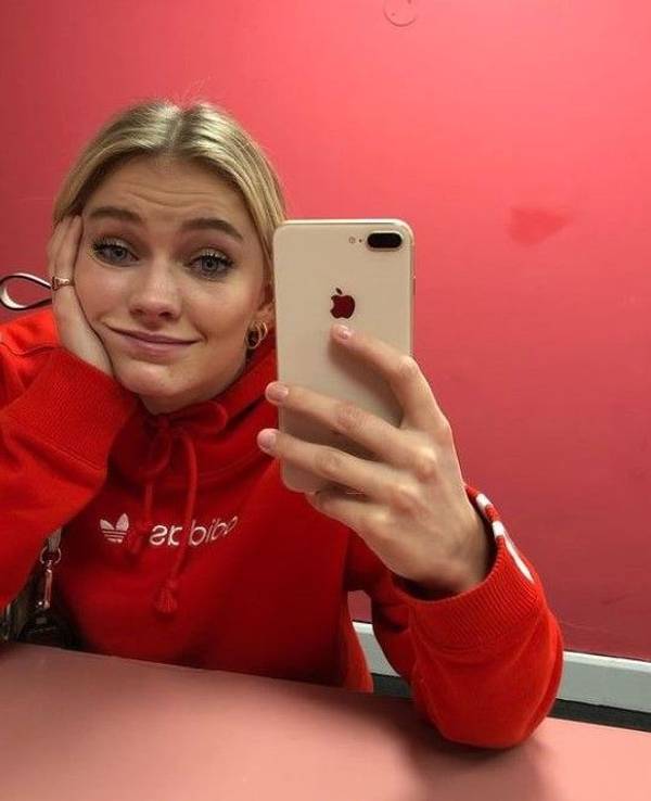 Astrid S: Die norwegische Popsängerin spielt die Hauptrolle in der Neuverfilmung des Films Drei Haselnüsse für Aschenbrödel. Das Selfie postete sie im Februar 2023 auf ihrem Instagram-Account.
