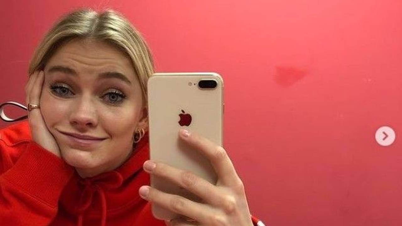 Astrid S: Die norwegische Popsängerin spielt die Hauptrolle in der Neuverfilmung des Films Drei Haselnüsse für Aschenbrödel. Das Selfie postete sie im Februar 2023 auf ihrem Instagram-Account.