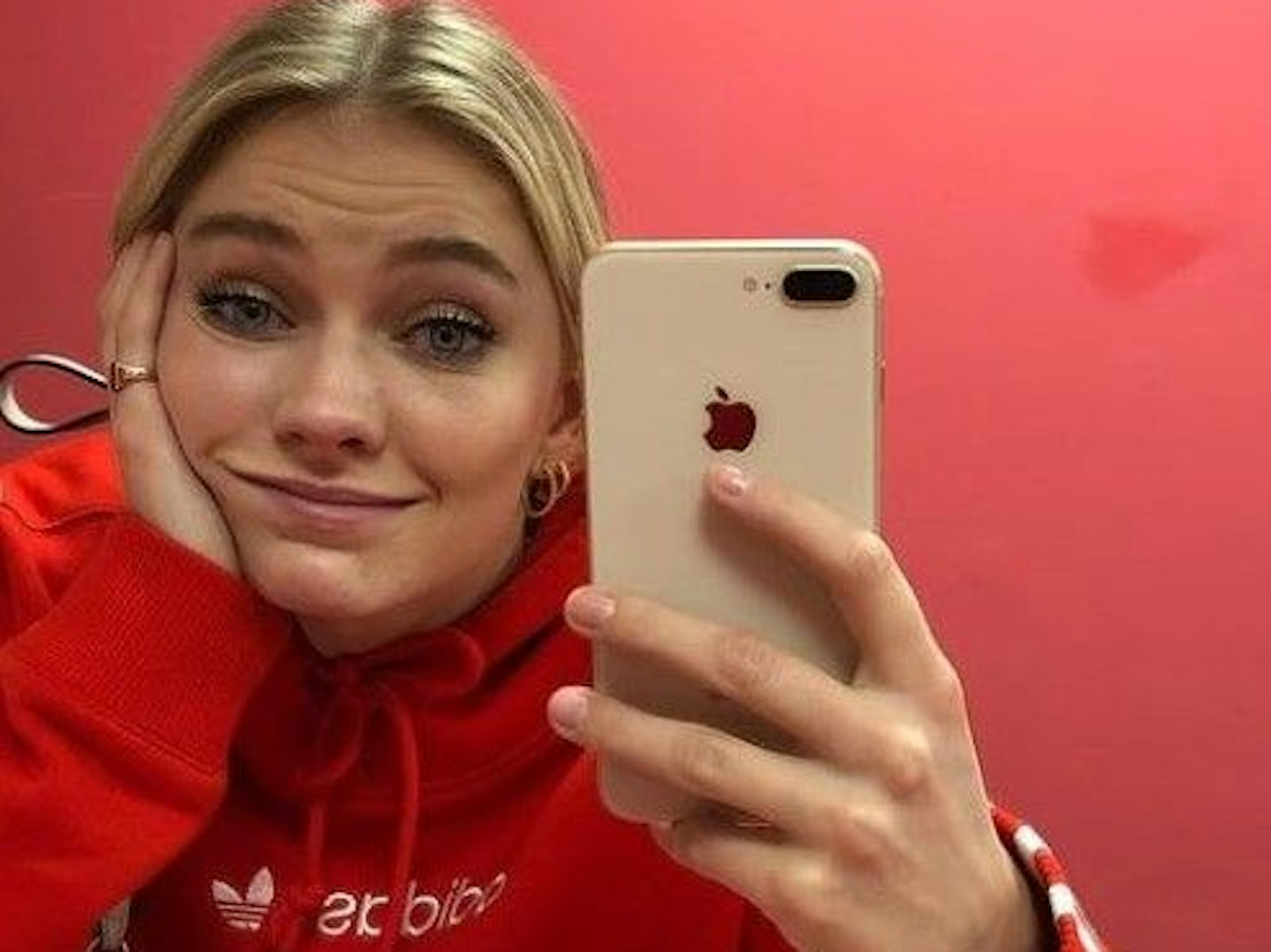 Astrid S: Die norwegische Popsängerin spielt die Hauptrolle in der Neuverfilmung des Films Drei Haselnüsse für Aschenbrödel. Das Selfie postete sie im Februar 2023 auf ihrem Instagram-Account.