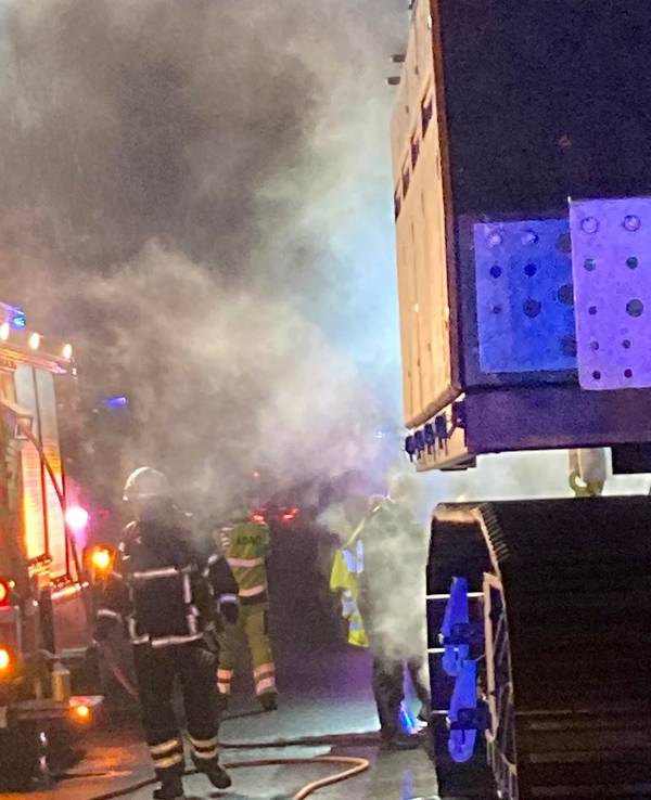 Feuerwehrkräfte löschen Reifen.