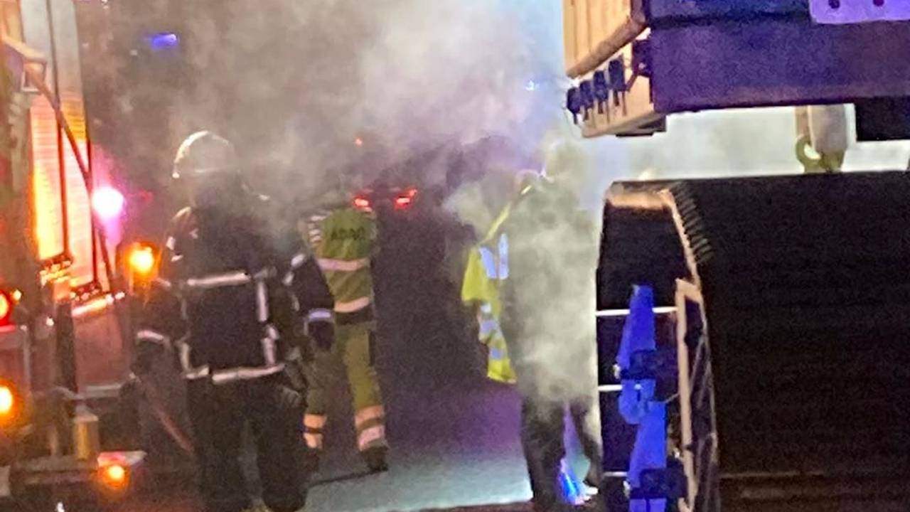 Feuerwehrkräfte löschen Reifen.