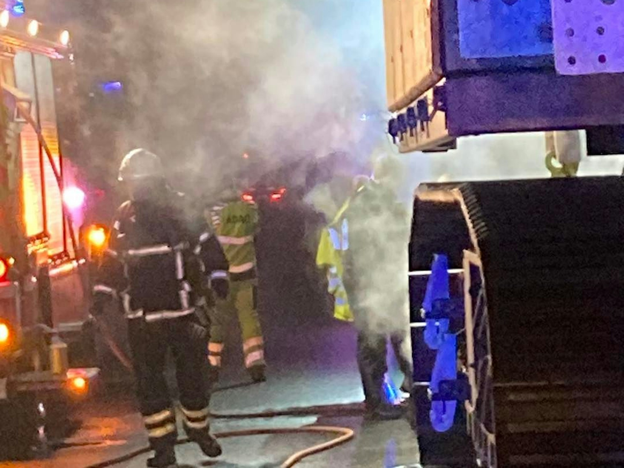 Feuerwehrkräfte löschen Reifen.