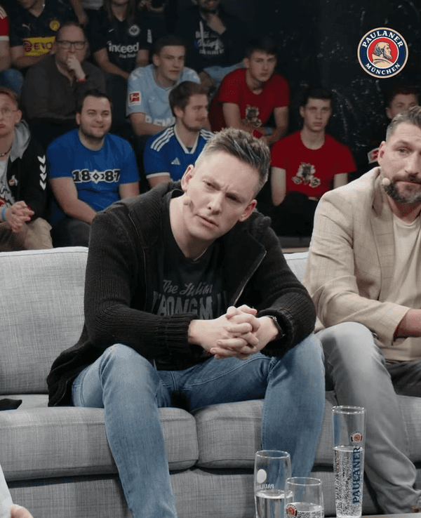 Sky-Moderator Florian Plettenberg (l.) wurde in der Fußball-Talkshow „At Broski“ am 11. Dezember 2023 nach seinen Aussagen über Paris Brunner von Manuel Thiele (M.) und Torsten Mattuschka angezweifelt.