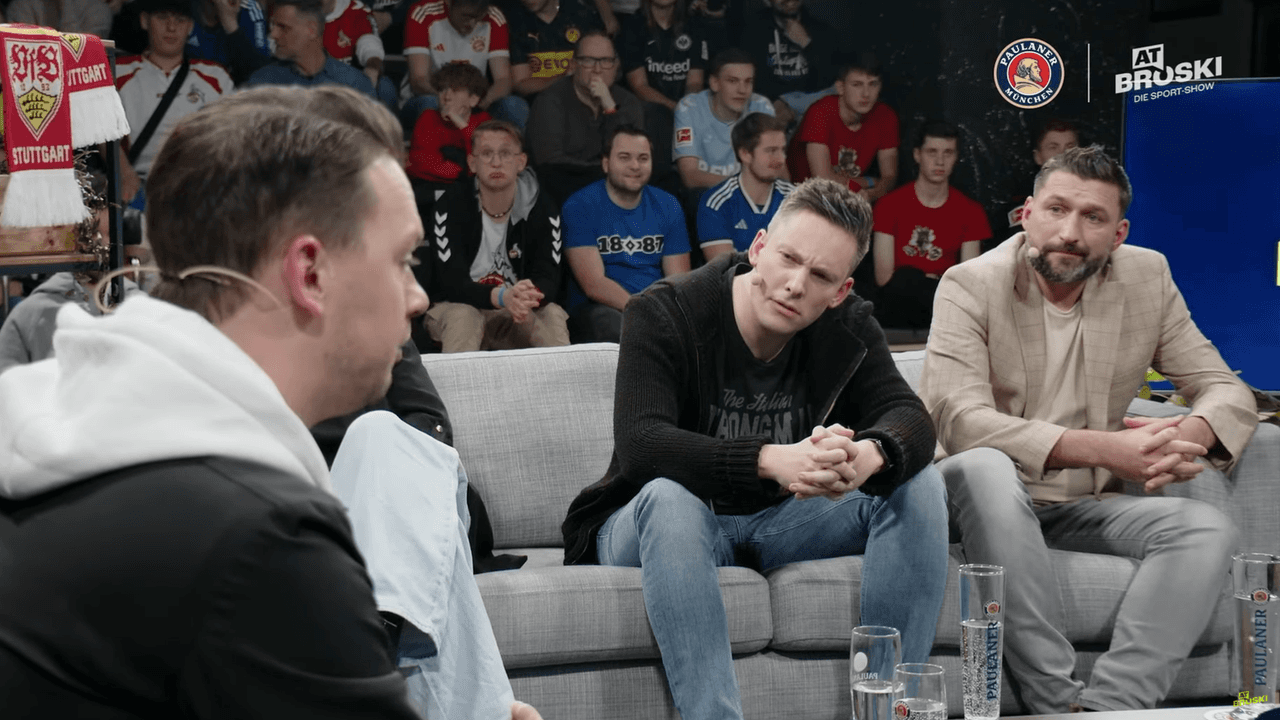 Sky-Moderator Florian Plettenberg (l.) wurde in der Fußball-Talkshow „At Broski“ am 11. Dezember 2023 nach seinen Aussagen über Paris Brunner von Manuel Thiele (M.) und Torsten Mattuschka angezweifelt.