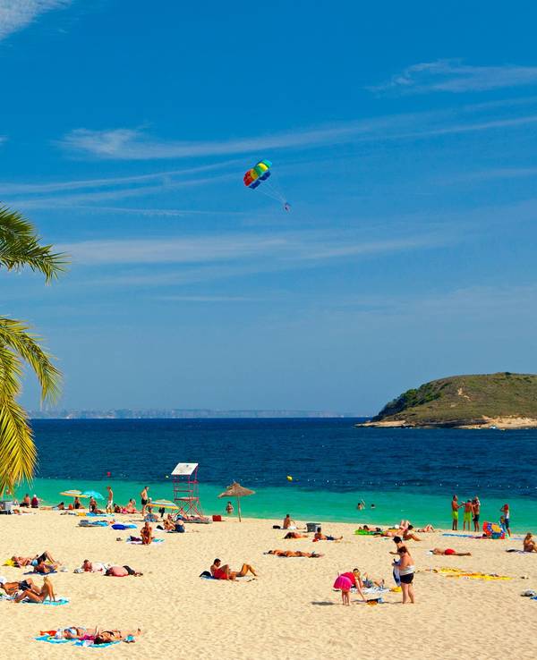 Ein Strand mit Badegästen auf Mallorca.