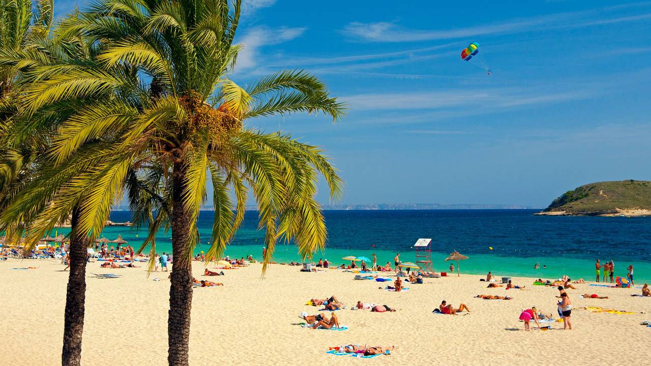 Ein Strand mit Badegästen auf Mallorca.