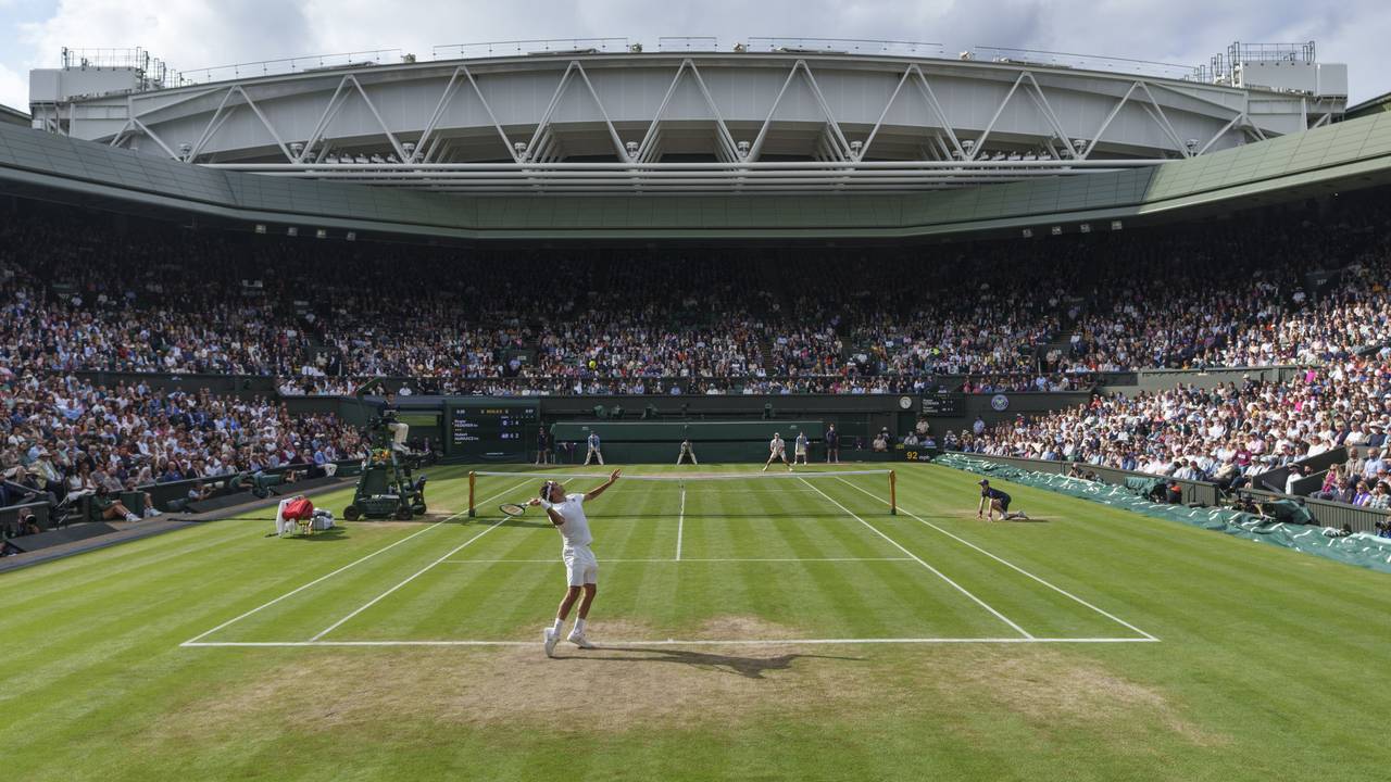 Roger Federer (vorne) schlägt auf dem Centre Court auf.