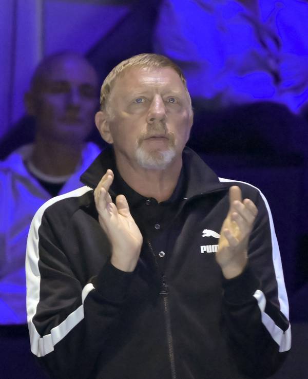 Boris Becker klatscht.