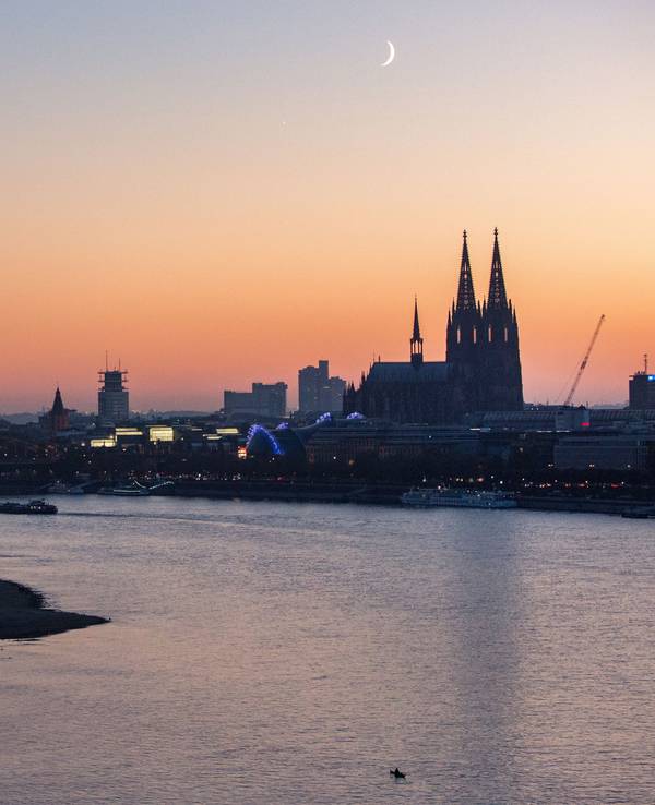 Blick aus einer Seilbahn-Gondel auf Köln.