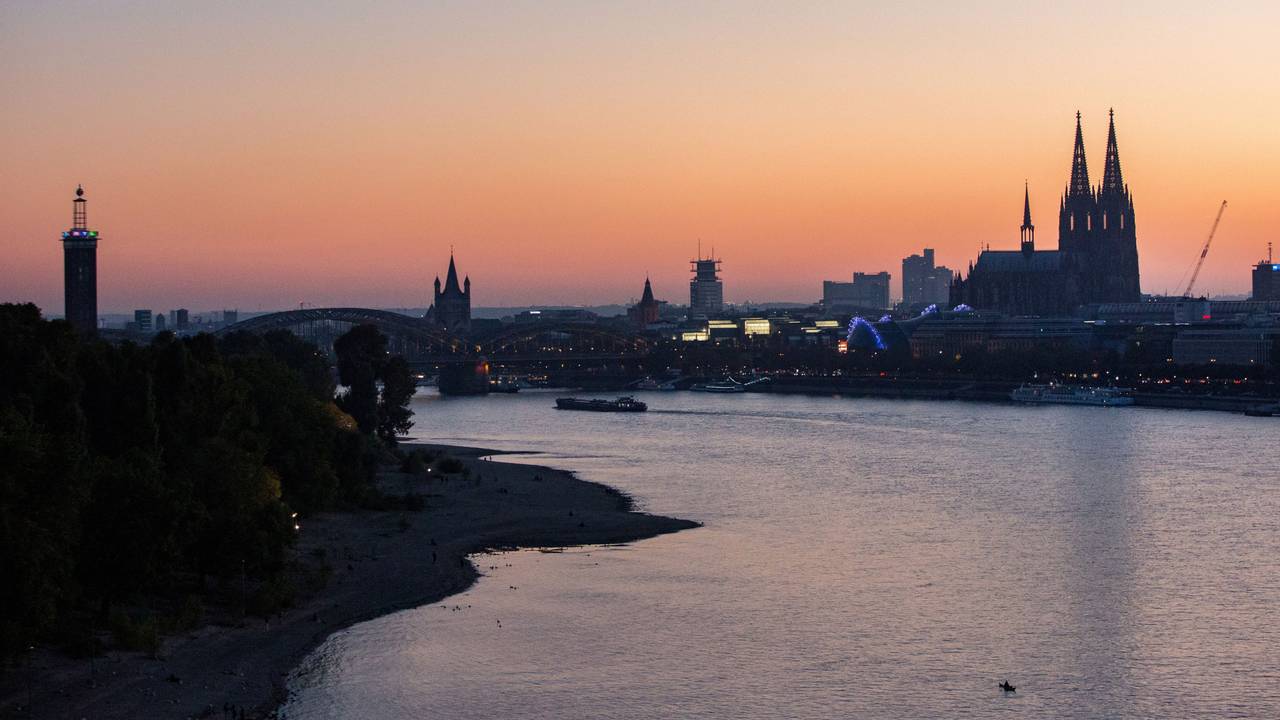 Blick aus einer Seilbahn-Gondel auf Köln.