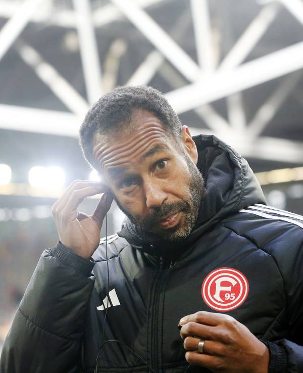 Der Düsseldofer Trainer Daniel Thioune vor Spielbeginn beim Interview.