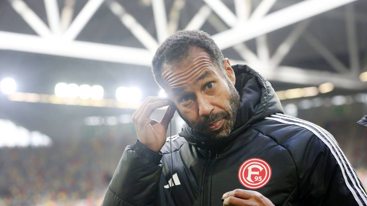 Der Düsseldofer Trainer Daniel Thioune vor Spielbeginn beim Interview.