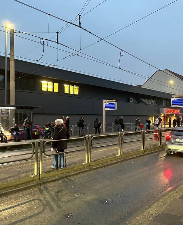 Wartende an einer KVB-Haltestelle in Köln.
