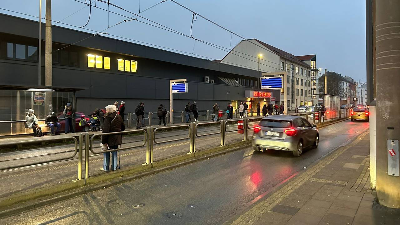 Wartende an einer KVB-Haltestelle in Köln.