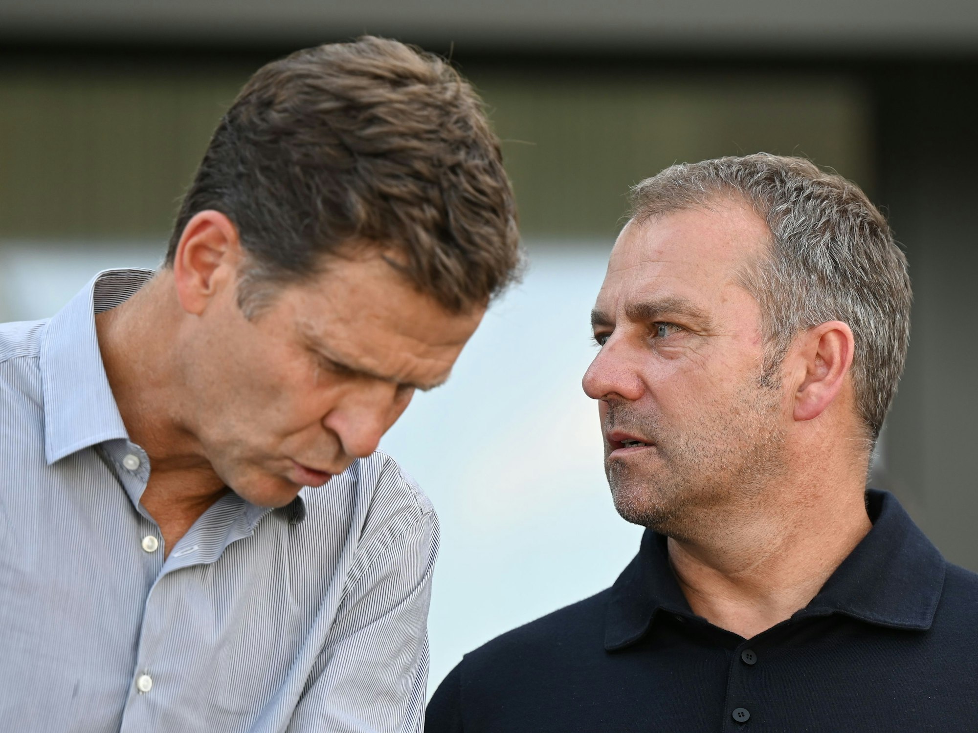 Oliver Bierhoff (l), Geschäftsführer Nationalmannschaften und Akademie des Deutschen Fußball-Bundes (DFB), und Bundestrainer Hansi Flick sprechen während der Eröffnung des DFB-Campus mit Akademie und Geschäftsstelle.