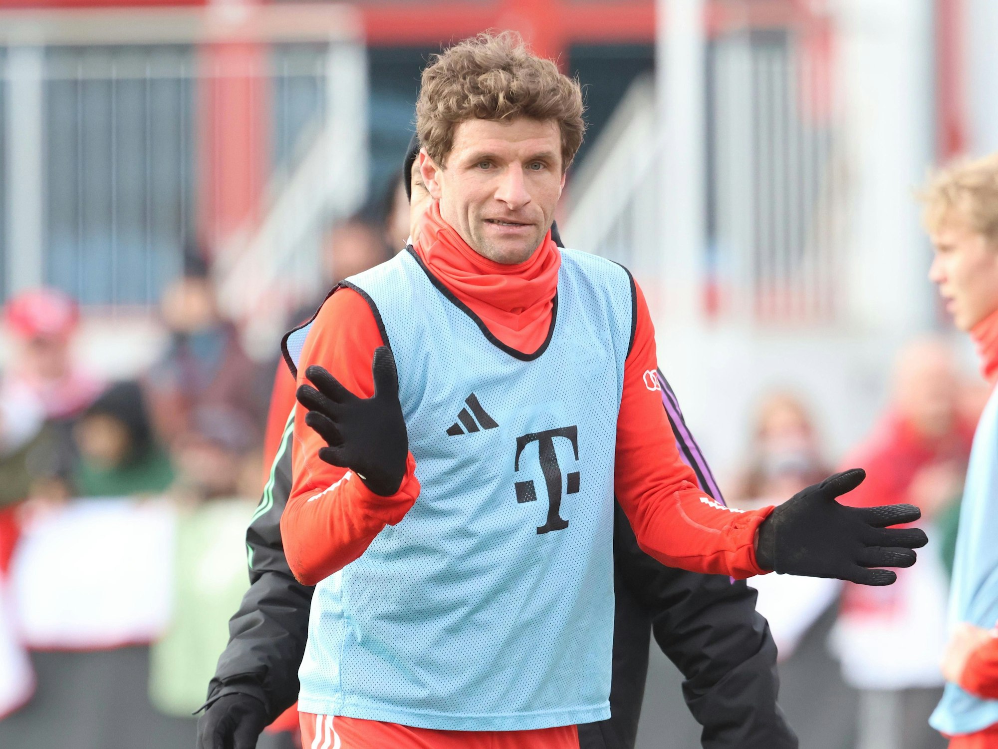 Thomas Müller gestikuliert im Training.