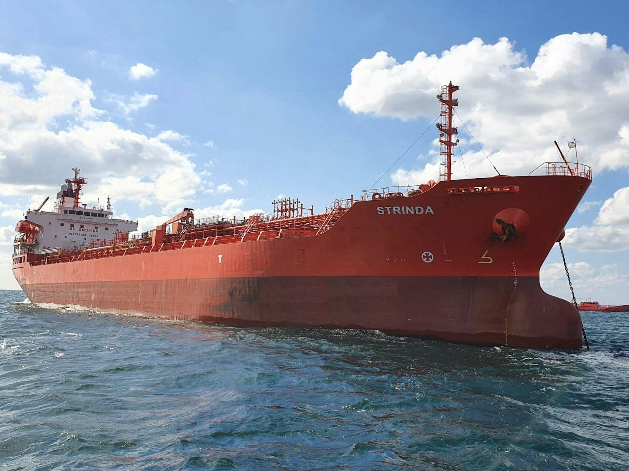 Vor einigen Tagen traf eine Rakete aus dem Jemen einen norwegischen Öl-Tanker, die MT Strinda. Nun ist offenbar ein deutsches Containerschiff unter Beschuss geraten.
