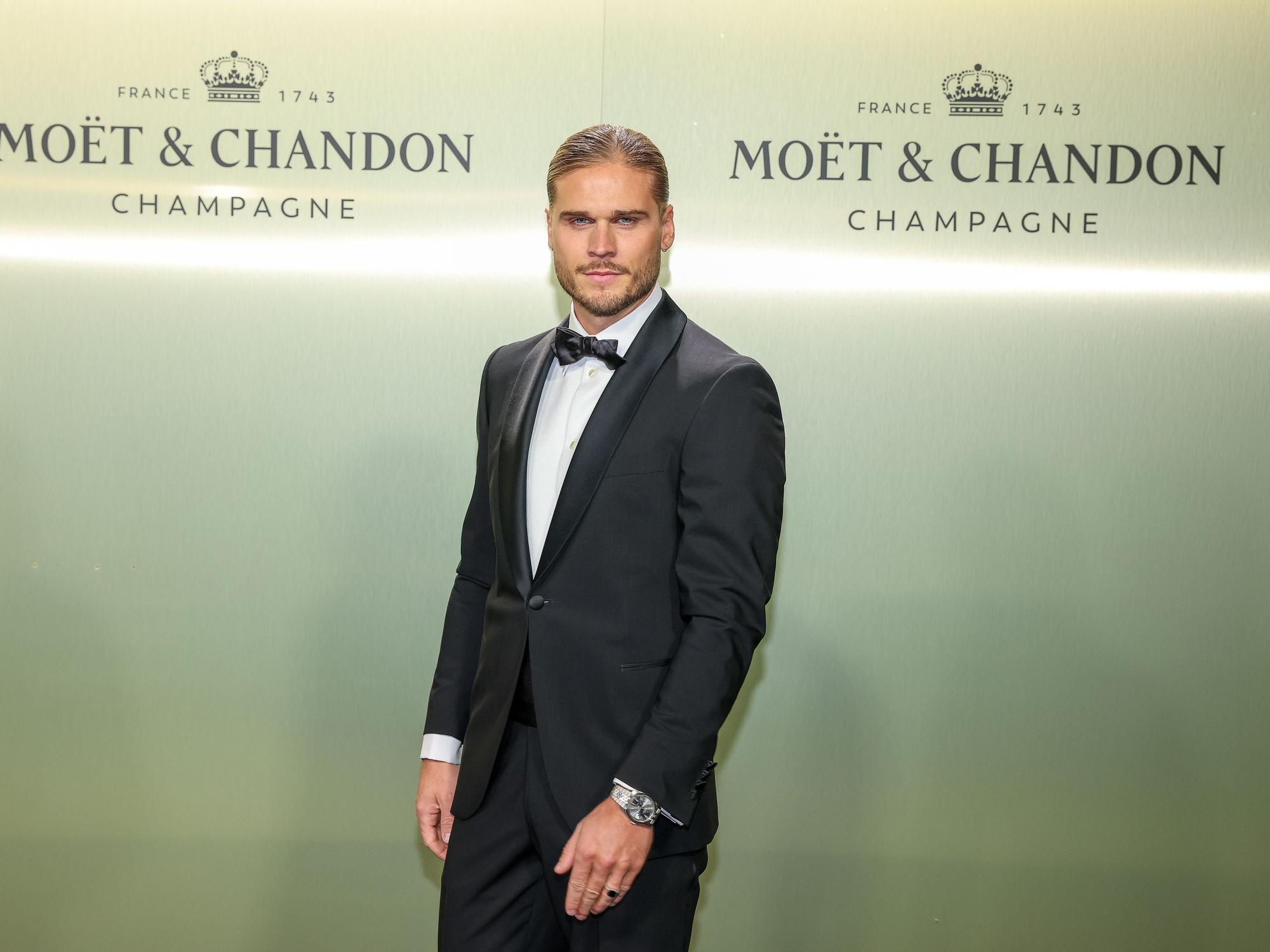 Rúrik Gíslason kommt zum Moët Effervescence Dinner im Alten Stadthaus.