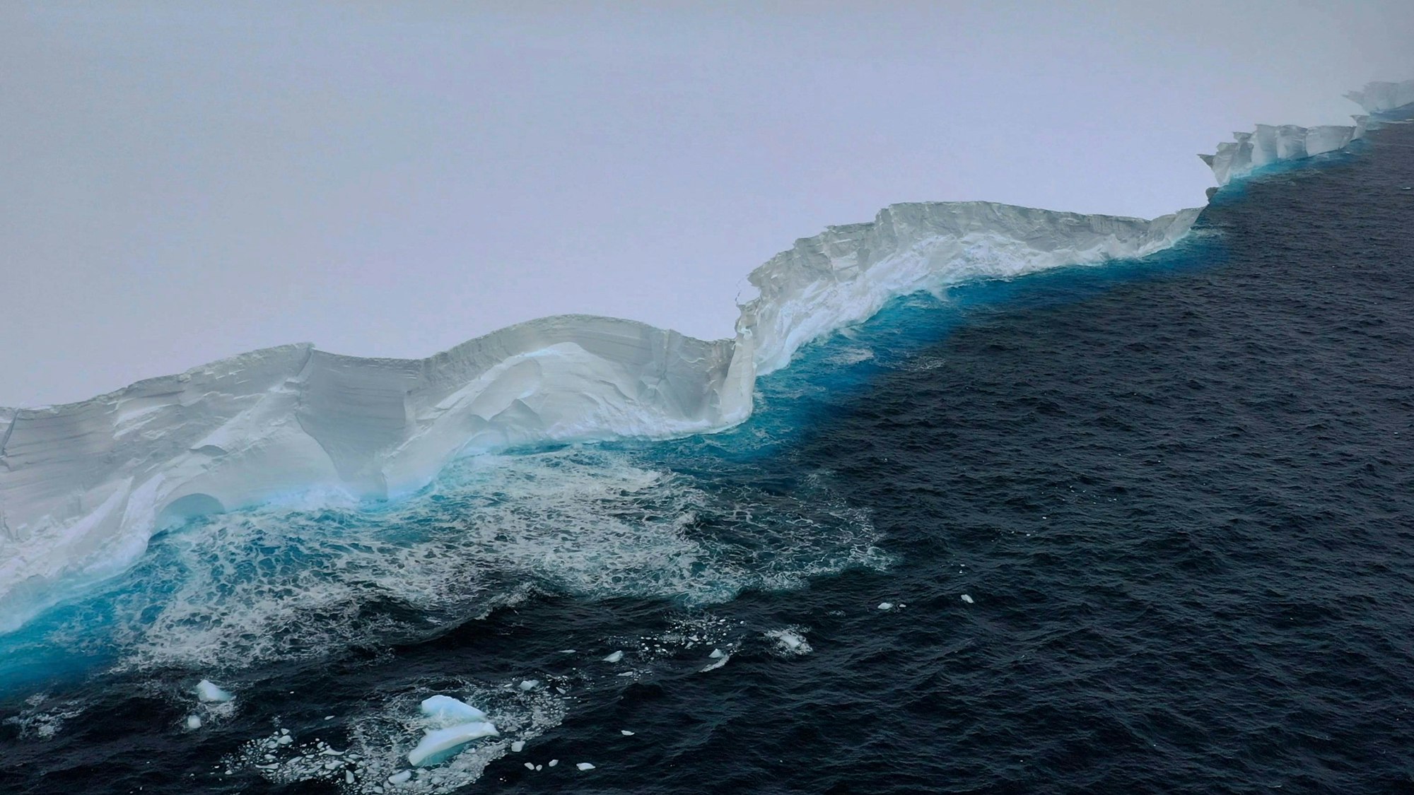 In diesem am 1. Dezember vom British Antarctic Survey zur Verfügung gestellten Handout-Foto ist ein Blick auf den Eisberg A23a von der „RRS Sir David Attenborough“ in der Antarktis aus zu sehen.