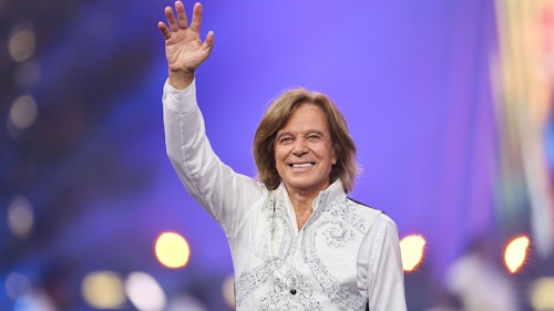 Jürgen Drews winkt.