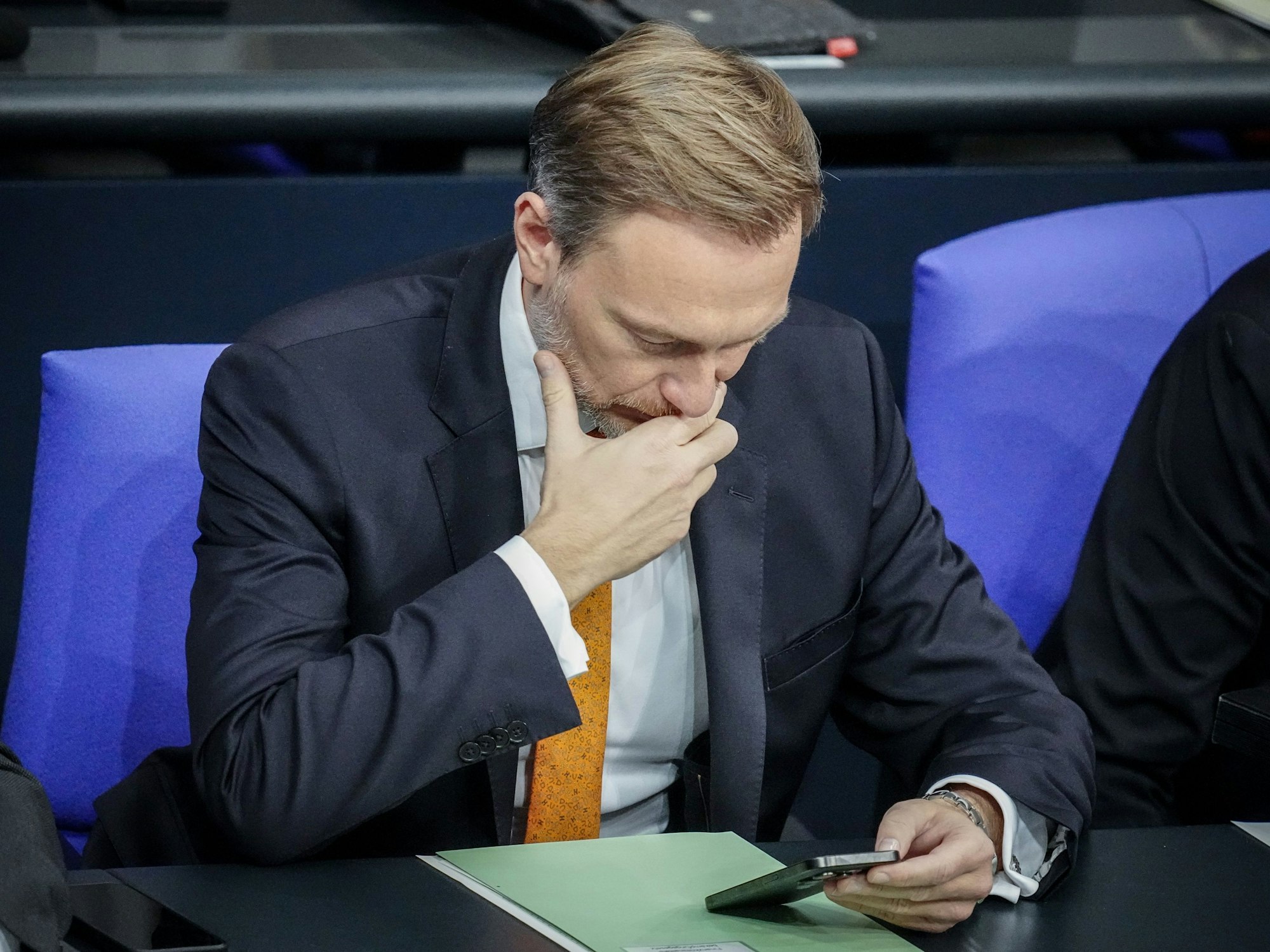 Christian Lindner (FDP), Bundesminister der Finanzen, nimmt am 14. Dezember an der Sitzung des Bundestags teil.