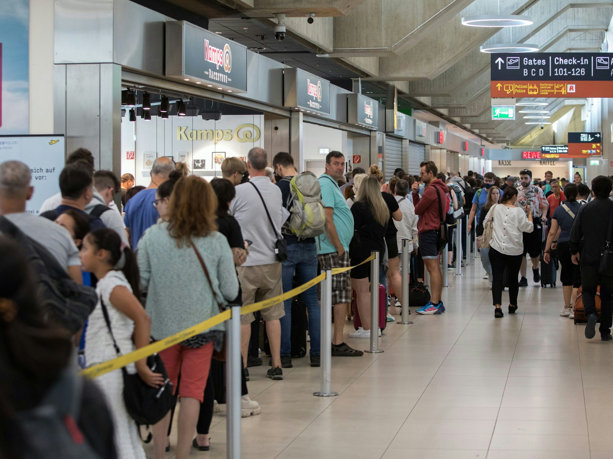 Warteschlange am Flughafen Köln/Bonn.