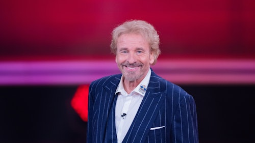 Thomas Gottschalk steht beim RTL-Jahresrückblick im Studio.