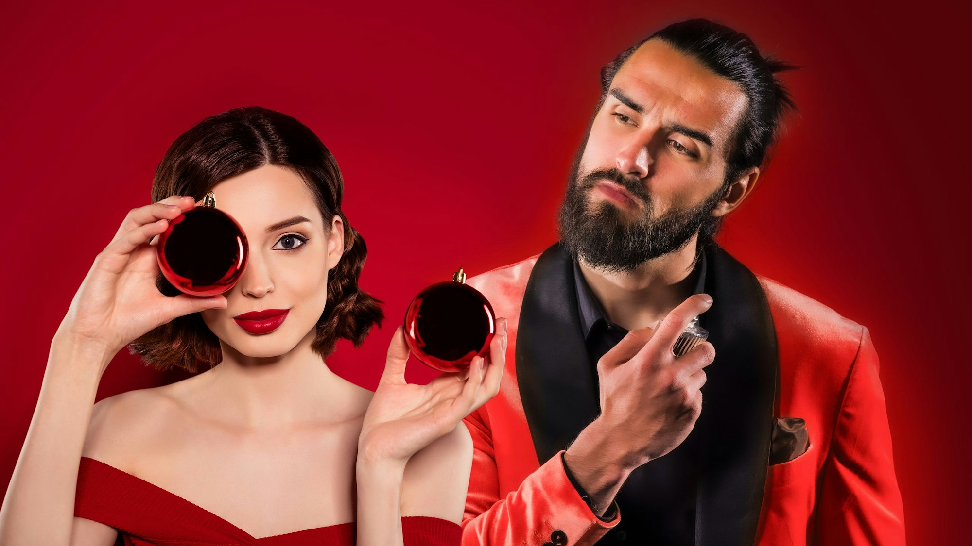 Zwei junge, schöne Menschen schauen sich Parfümflakons an.