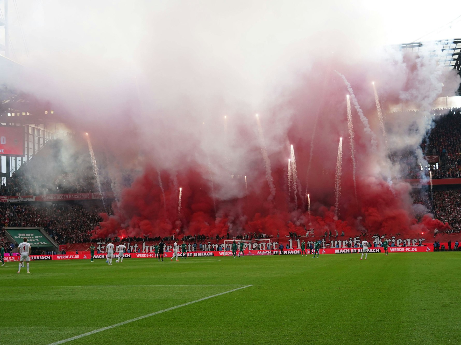 FC-Fans mit Pyro-Show gegen Gladbach.