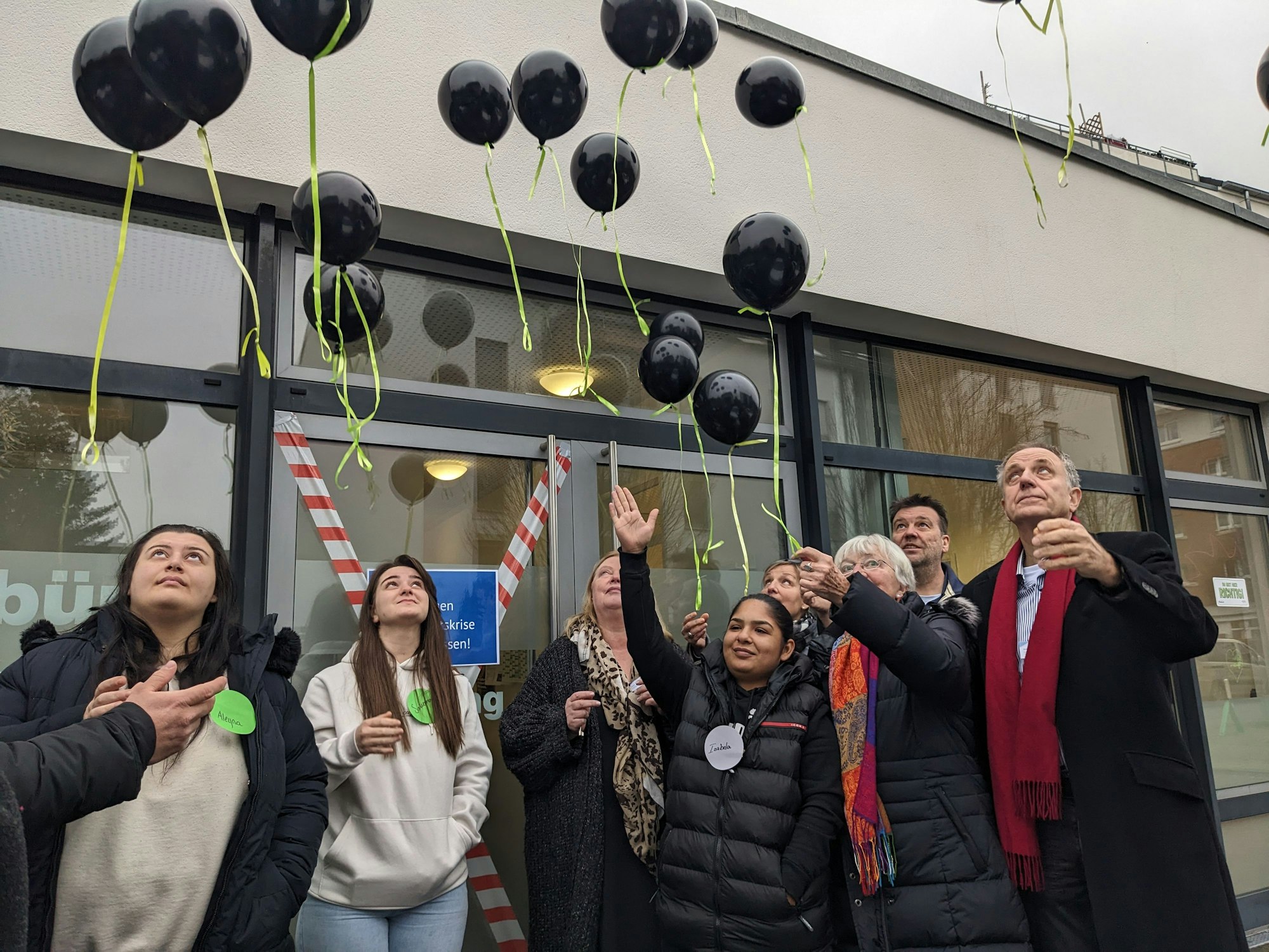 Luftballons steigen in den Himmel auf.