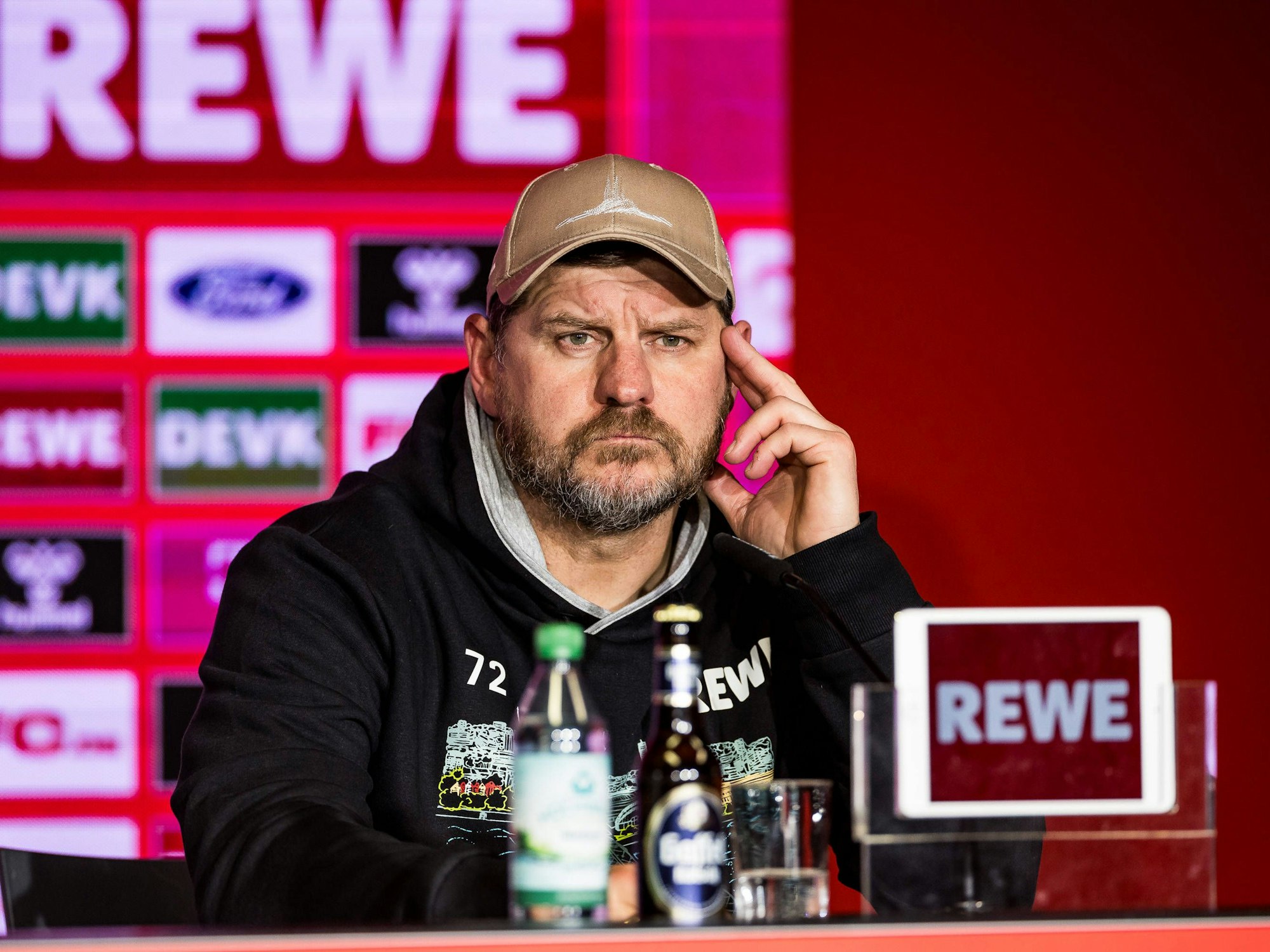 Trainer Steffen Baumgart schaut fokussiert bei einer Pressekonferenz des 1. FC Köln.