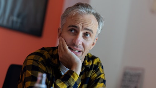 Jan Böhmermann gibt ein Interview.